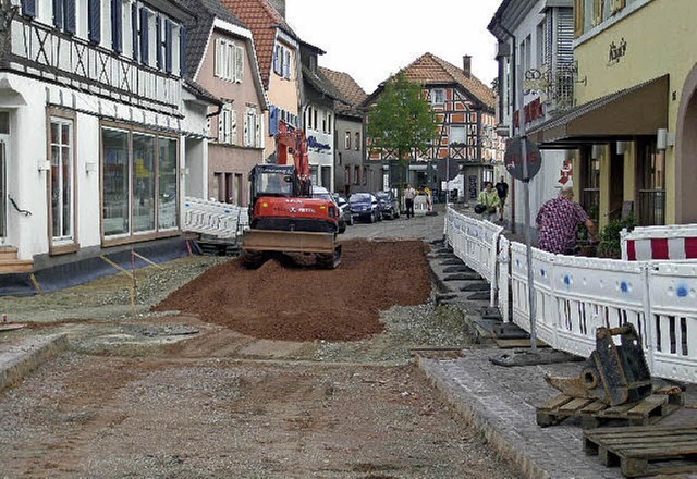 Die Pflasterarbeiten vor der Rohan-Apo... erst im Oktober fortgesetzt werden.    | Foto: Stadt Ettenheim