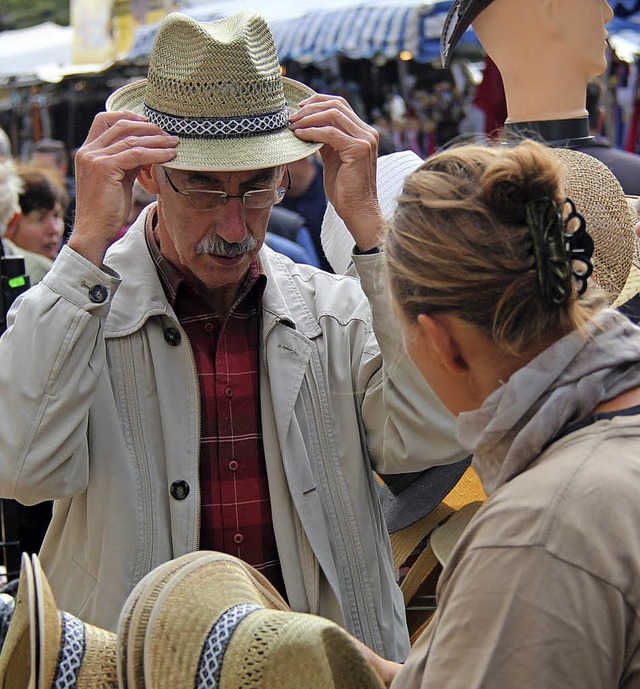 Passt der Strohhut? Wie putzt man rich... auf dem Markt zu sehen und zu kaufen?  | Foto: Horst David