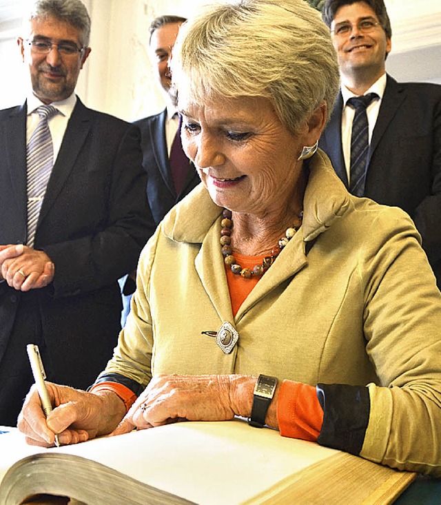 Staatssekretrin Friedlinde Gurr-Hirsc...erschreibt im goldenen Buch der Stadt.  | Foto: Erika Bader