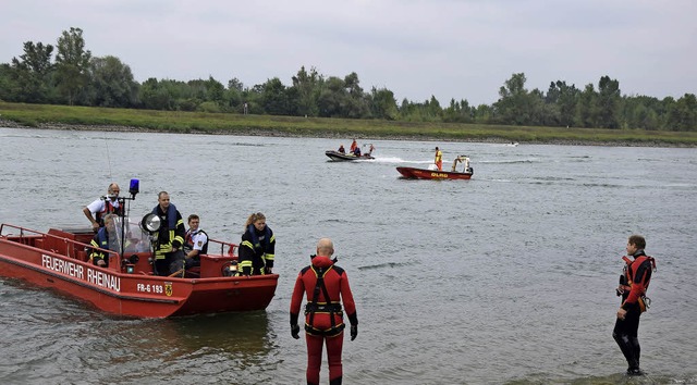 Zahlreiche Rettungskrfte und Boote waren im Einsatz.   | Foto: christeleit