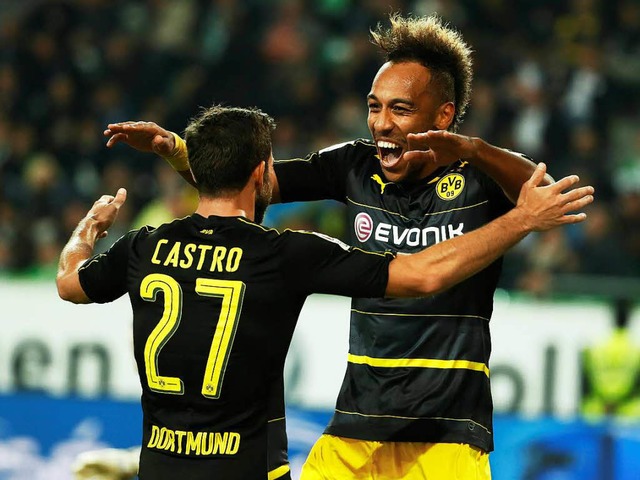 Aubameyang und Castro bejubeln den Sieg gegen Wolfsburg.  | Foto: AFP