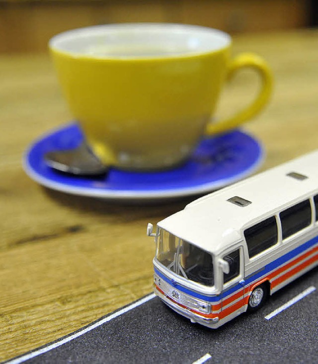 Auf ein Tsschen Kaffee: Der Bordservi... &#8211; und ist Urlaub von Anfang an.  | Foto: Michael Bamberger