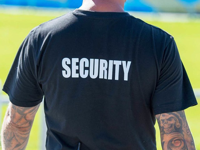 Ein Helfer eines Sicherheitsdienstes (Symbolbild)  | Foto: dpa
