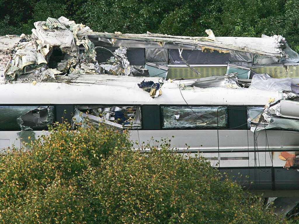 Die Wucht des Aufpralls zerstrte die Front der Magnetschwebebahn vllig. Der Unfall auf der Teststrecke in Lahten (Niedersachsen) markierte das Ende der Transrapid-Technik in Deutschland.