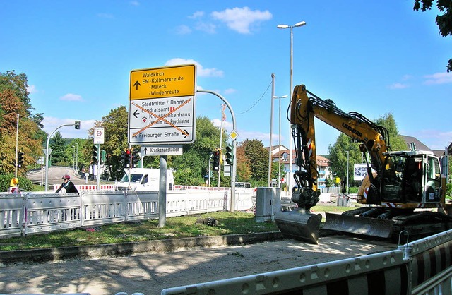 Die Bauarbeiten an der Kreuzung zur Freiburger Brcke laufen auf Hochtouren.   | Foto: Sylvia-Karina Jahn