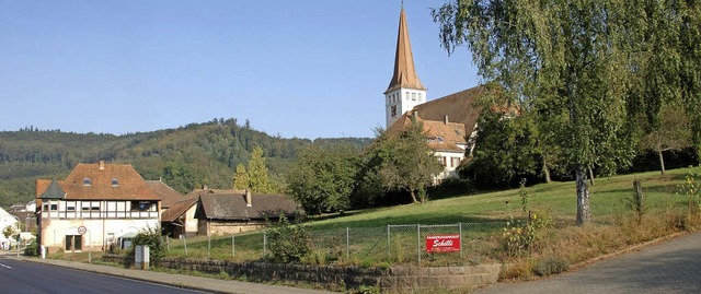 Das Grundstck grenzt westlich an das Gasthaus (rechts).   | Foto: W. Beck