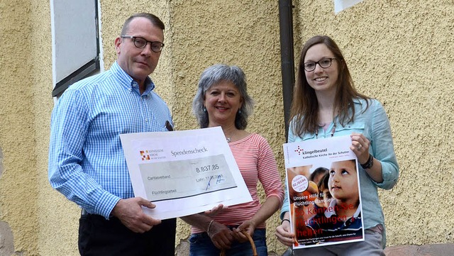 Einen Scheck ber 8800 Euro Spenden ha...men weitere 500 Euro an Spenden dazu.   | Foto: Caritasverband