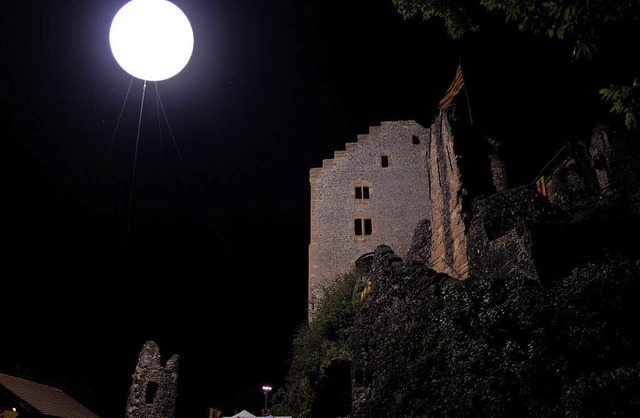 Der Heliumballon, hier ber der Burgru...eelbach, leuchtet am Samstag in Lahr.   | Foto: privat