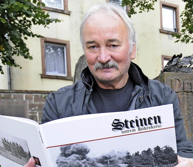 Gerhard Schaum hat einen neuen Bildban...erm Hakenkreuz&#8220; herausgebracht.   | Foto: Robert Bergmann