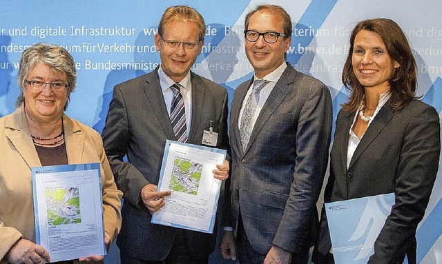 Die Bundestagsabgeordneten Gabriele Sc...reigabe der Ortsumfahrung Lauchringen.  | Foto: Bundesverkehrsministerium