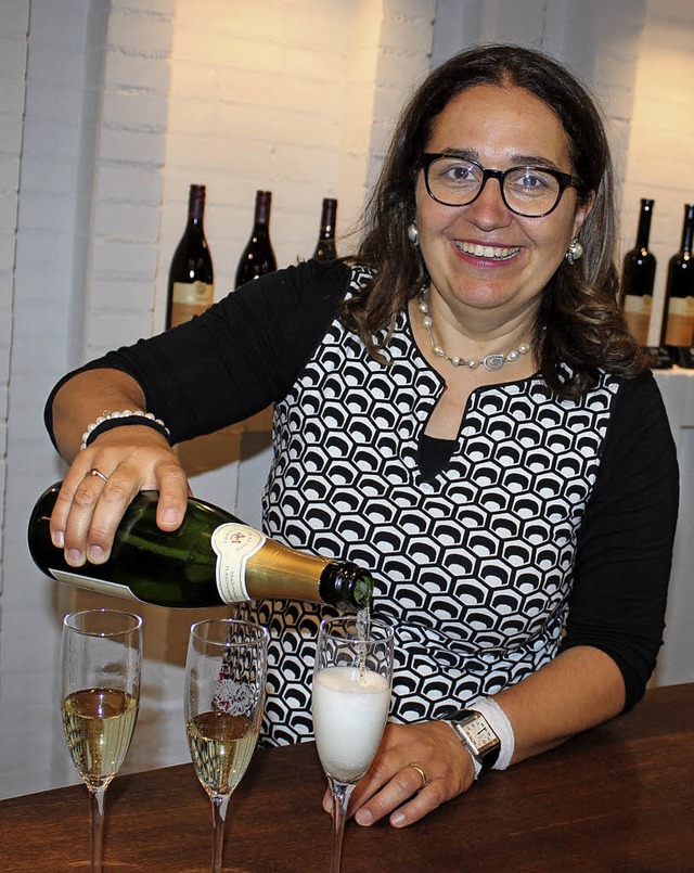 Inhaberin Sonja Mathis-Stich schenkt  ...Merdinger Weingut Kalkbdele Sekt aus.  | Foto: Schneberg