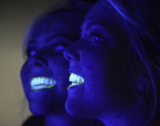 Der Schwarzlichttest macht Zahnablagerungen sichtbar.   | Foto: I. Schneider