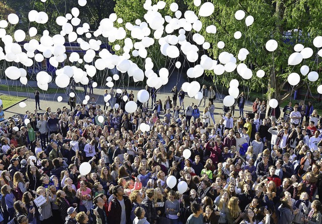 Vom Hof des Deutsch-Franzsischen Gymn...egen die weien Ballons in den Himmel.  | Foto: Ingo Schneider