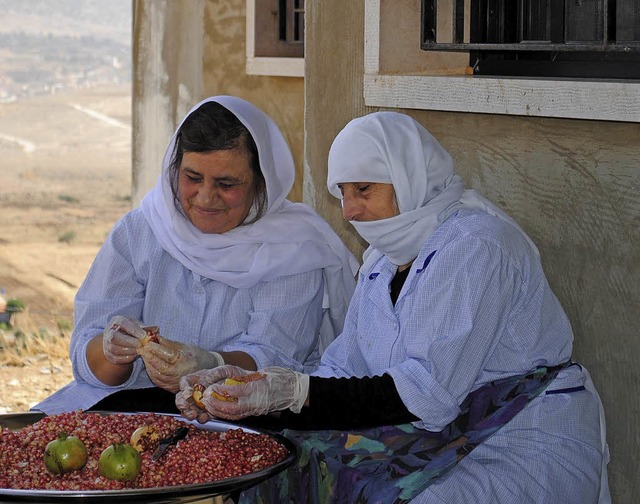 zwei Frauen beim Verarbeitenvon Granat... frei, Bildquelle: Fair Trade Lebanon.  | Foto: Fair Trade Lebanon