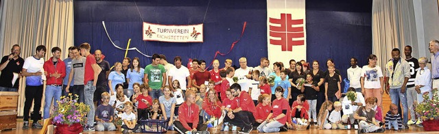 Jede Menge sportliche Brger: Zum Grup...mpfteilnehmer zusammen auf die Bhne.   | Foto: Horst David