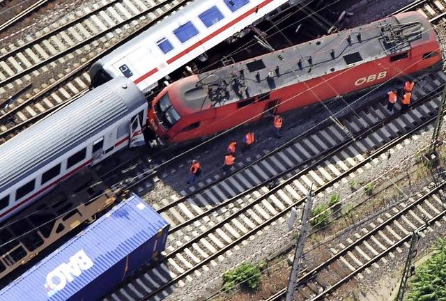 Das Luftbild zeigt die umgekippten Wag...und die Lok des Gterzugs in Mannheim.  | Foto: dpa