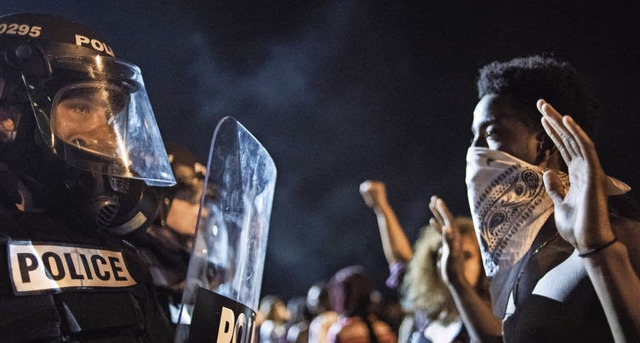 Hunderte protestierten in Charlotte (N... Polizisten auf einen Afroamerikaner.   | Foto: Afp