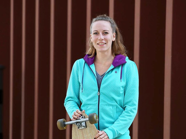 Mit Longboard: Janina Nimmesgern  | Foto: Christoph Breithaupt