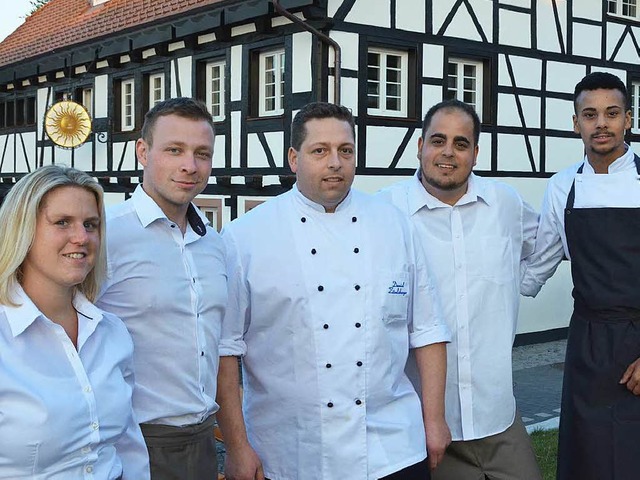 Das Team um Daniel Zitzelsberger (Mitt...Kche im Gasthaus Sonne in Wildtal an.  | Foto: Max Schuler