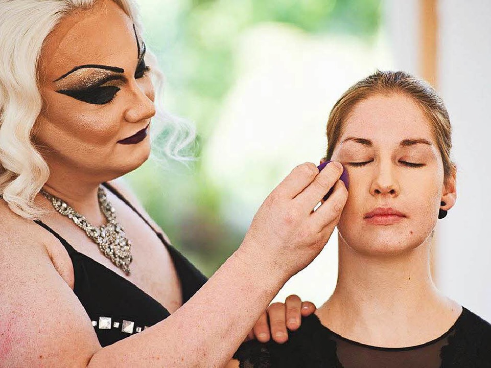 Dita Whip schminkt eine Teilnehmerin. ...Make-Up darf es gerne etwas mehr sein.  | Foto: Miroslav Dakov
