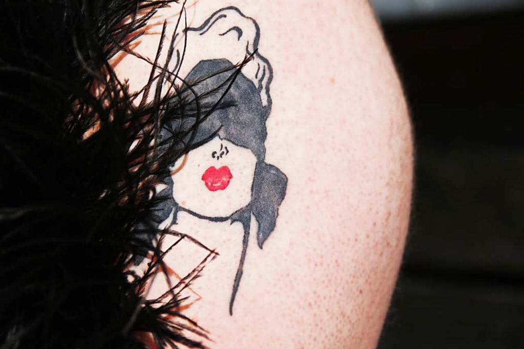 Auch ihre Tattoos passen zu ihrem Stil.  | Foto: Laura Wolfert