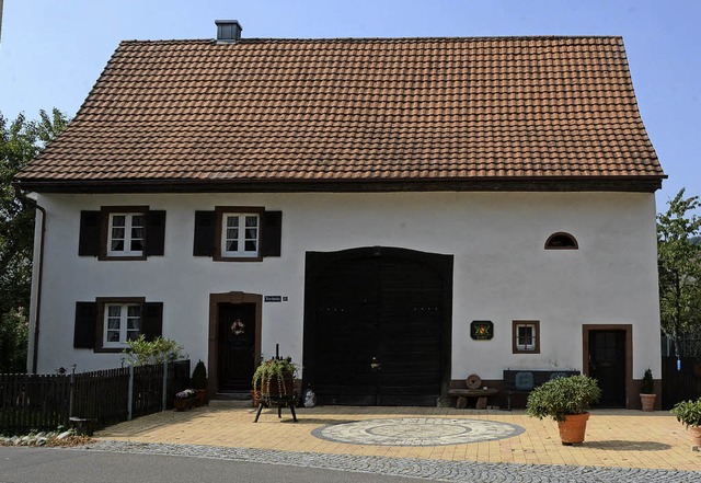 Traudel Simon wurde fr ihren sanierte...Kirchplatz 10 in Wyhlen ausgezeichnet.  | Foto: Heinz Vollmar