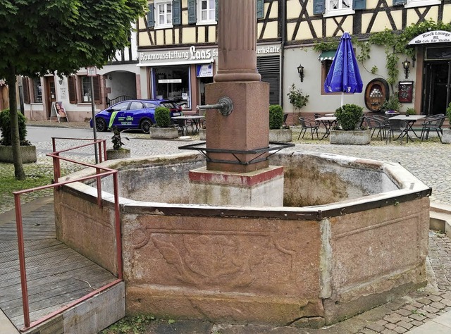 Der Jahrhunderte alte Wettebrunnen in ... Brunnens aufs aktuelle Straenniveau.  | Foto: Martin Wendel