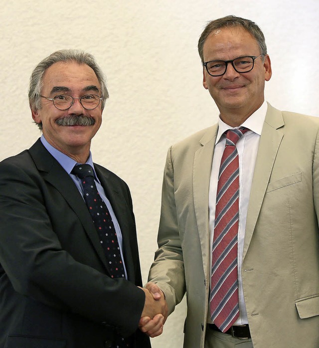 Professor Volker Schuchardt (links) wi...iell in den Ruhestand verabschiedet.    | Foto: C. Breithaupt/Landratsamt