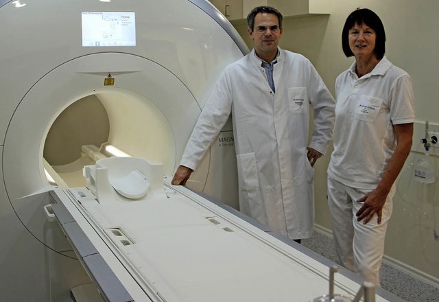 Chefarzt Harald Brodoefel und die fr ...e Radiologieassistentin Ulrike Grimm.   | Foto: Ortenau-Klinikum
