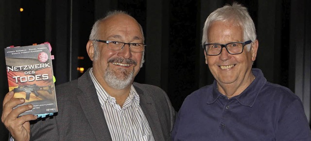 Jrgen Grsslin (links) referierte auf...ung von Dietmar Krieger in Offenburg.   | Foto: Peter-Michael Kuhn