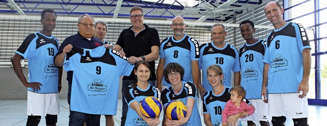 Klaus Kramer (Zweiter von links)  ber...rcus Mller (rechts) und seinem Team.   | Foto: Mario Schneberg
