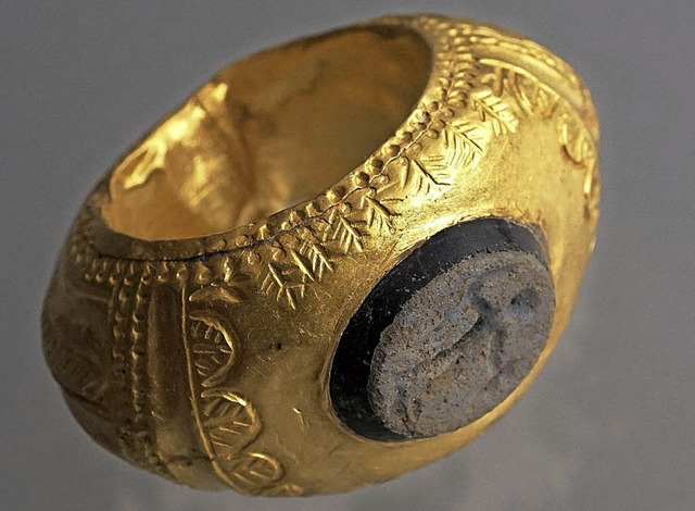 Ein Prunkfingerring aus dem dritten Jahrhundert, die Glasgemme schmckt Merkur.   | Foto: ZVG