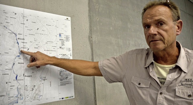 Andreas Trndle (Landratsamt) erklrt die Hochwassergefahrenkarte.   | Foto: Horatio Gollin