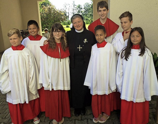 Schwester Bernarda mit einigen Ministr...Jubilarfeier im Mutterhaus des Ordens.  | Foto: privat