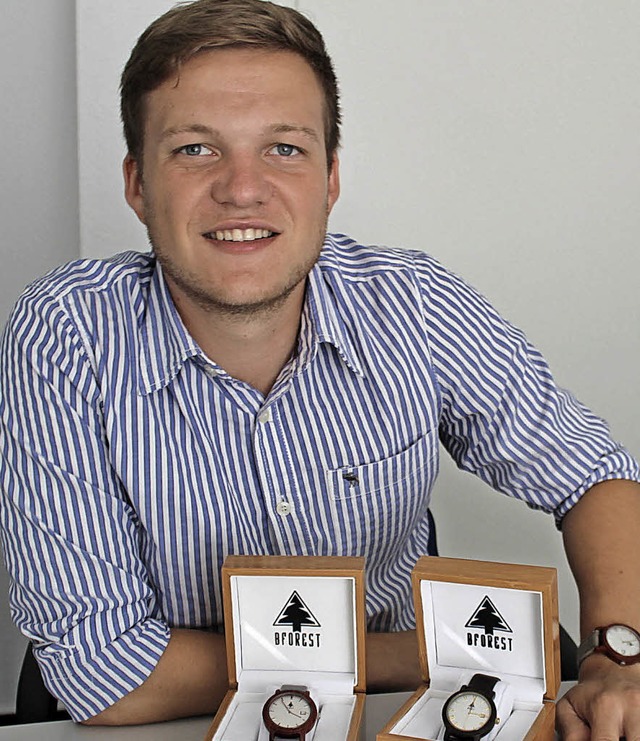 Benedict Behringer, Student aus Wieden... die Armbanduhren aus Holz vertreibt.   | Foto: Jacob