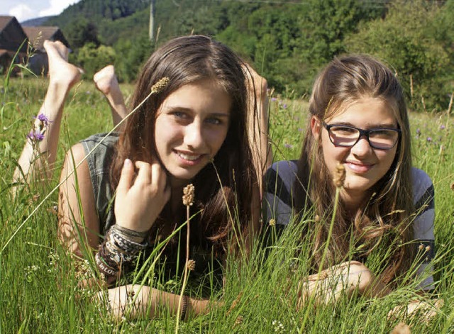 Marla (links) und Hannah genieen es, in der Natur zu sein.  | Foto: stephanie Streif