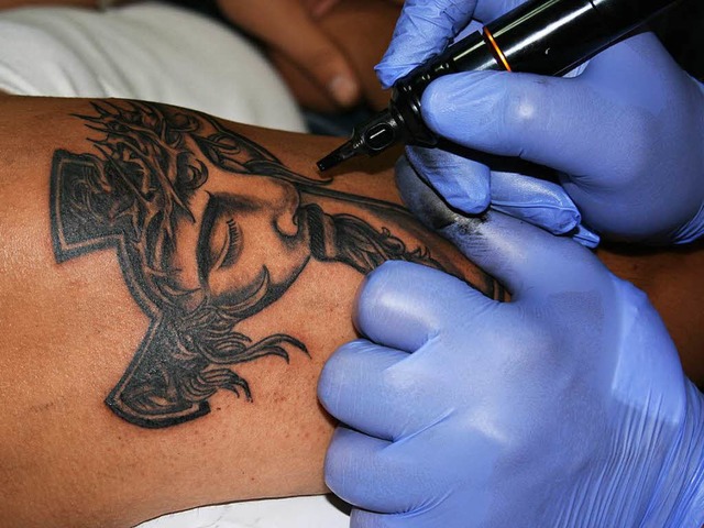 Jesus-Tattoo  auf einem Arm  | Foto: dpa