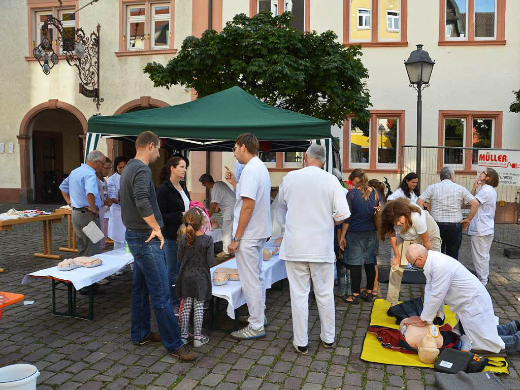Im Rahmen der deutschlandweiten Woche der Wiederbelebung, veranstalteten das Bruder-Klaus-Krankenhaus gemeinsam mit den DRK-Ortsvereinen Waldkirch und Kollnau eine Aktion zur Schulung von Laien, bezogen auf Reanimation.