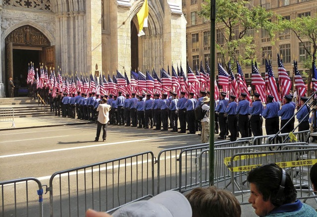 Ein Fahnenmeer aus 343 US-Flaggen  wur...n in und aus der Kathedrale getragen.   | Foto: Privat