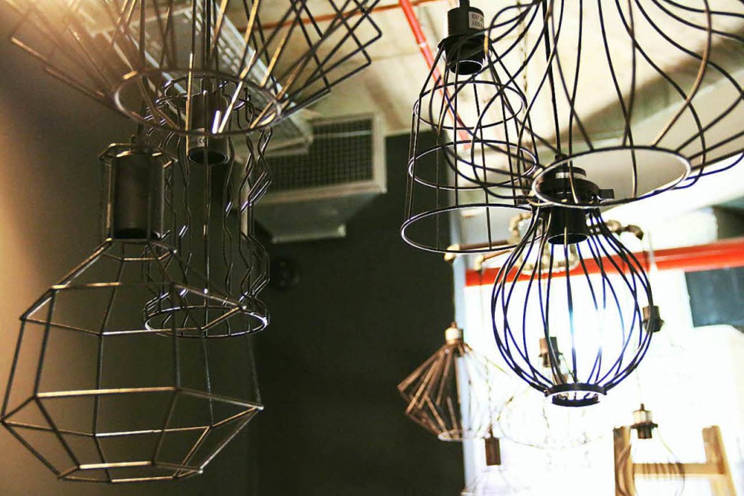 Lampen in Stahloptik im Hauptraum.  | Foto: Felix Klingel