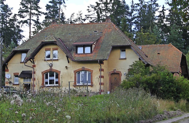 Auch das ehemalige Forsthaus Krhenbac...nbergische Vergangenheit in Lffingen.  | Foto: Christa Maier