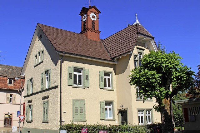 Das ehemalige Schulhaus in Fahrnau ist...t das Domizil von Untiedt Immobilien.   | Foto: Monika Weber