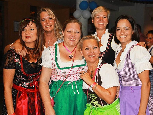 Lisa Ewald (Erste von rechts) mit weit... Ort beim Oktoberfest 2015 in Ebringen  | Foto: privat