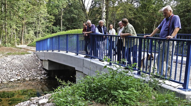 Interessierte Brger informierten sich...n am Polder &#8222;Kulturwehr&#8220;.   | Foto: Julius Steckmeister