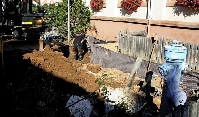 Drainagen sollen das Rathaus Gersbach trocken legen.   | Foto: Gerd Sutter