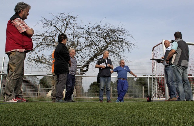 Ralf Goldschmidt, Nicolas Krieg,(von r...asenplatz in Wallbach unter die Lupe.   | Foto: Jrn Kerckhoff