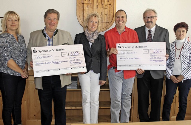 Monika Kaiser (Mitte), Maria Ganzmann ...von rechts) von der Amsel-Initiative.   | Foto: Liebwein