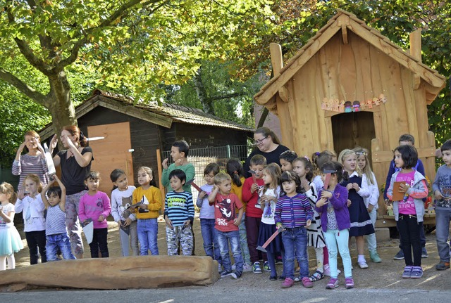 Mit Handwerkerliedern weihten die Jung...Brenfels-Kindergartens ihr Werk ein.   | Foto: Steineck