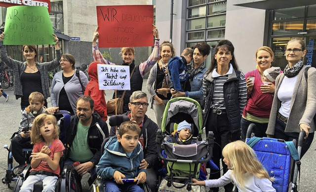 Mit ihren Kindern demonstrierten Elter...utach-Schule beim Schulamt in Lrrach.  | Foto: Katja Schiementz/SWR