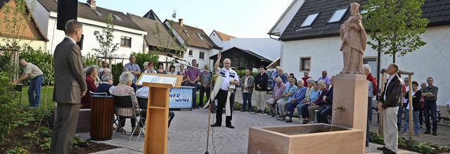 Wyhl. Pfarrer Bernhard Schneider (Bild... Links Brgermeister Ferdinand Burger.  | Foto: Roland Vitt